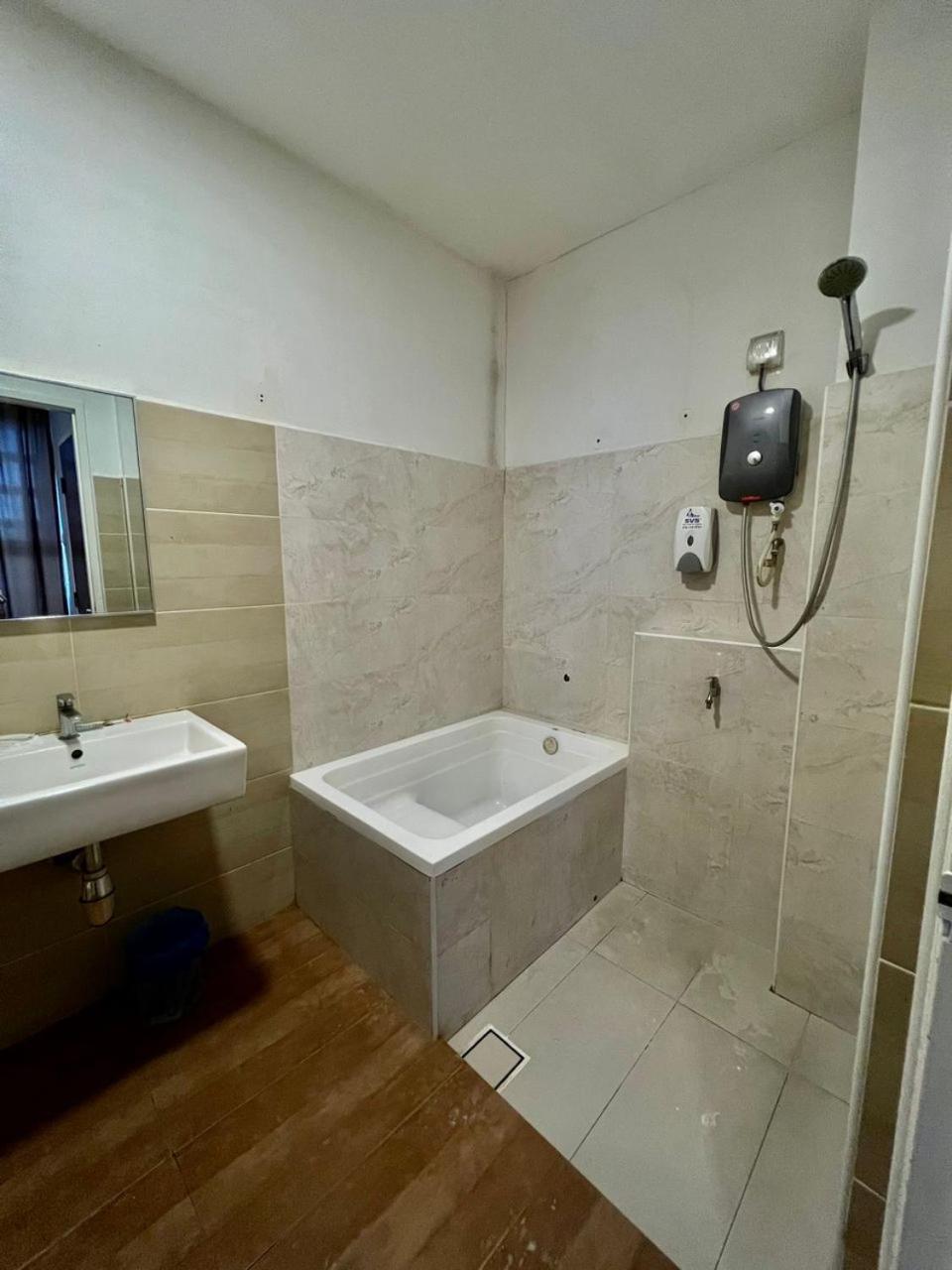 Golden Leaf Boutique Hotel Nusa Idaman Formerly Known As Ariana Hotel Johor Bahru Bagian luar foto